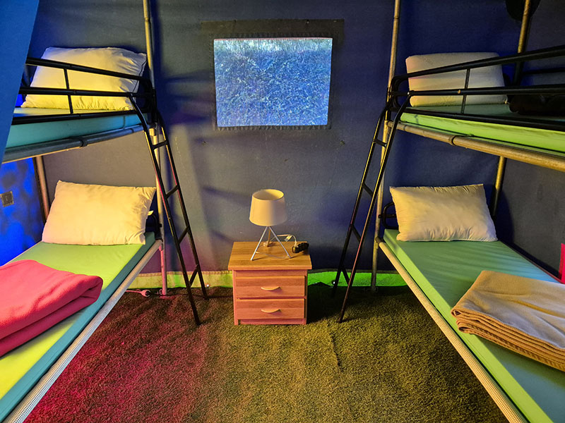 intérieur tente collective